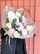 Моно букет с ранункулюсами и эвкалиптом