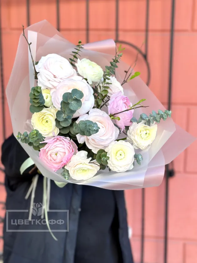 Моно букет с ранункулюсами и эвкалиптом