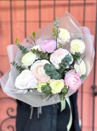 Моно букет с ранункулюсами и эвкалиптом