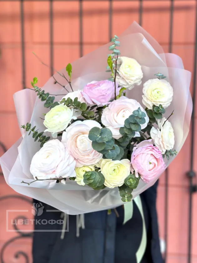 Моно букет с ранункулюсами и эвкалиптом