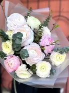 Моно букет с ранункулюсами и эвкалиптом