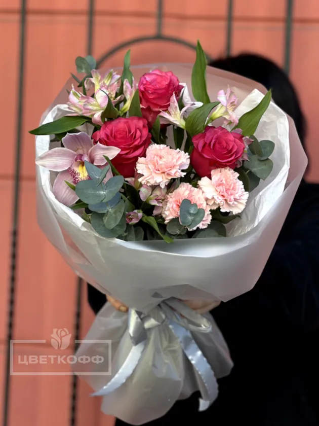 Сборный букет с орхидеей