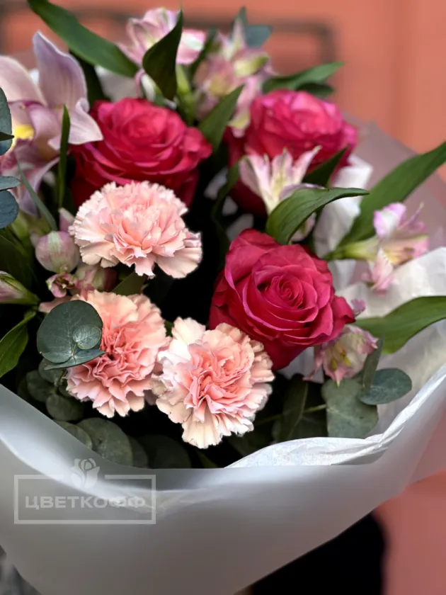 Сборный букет с орхидеей