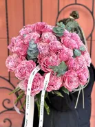 Моно букет из 25 пионовидных  роз сорта «Квинс краун»