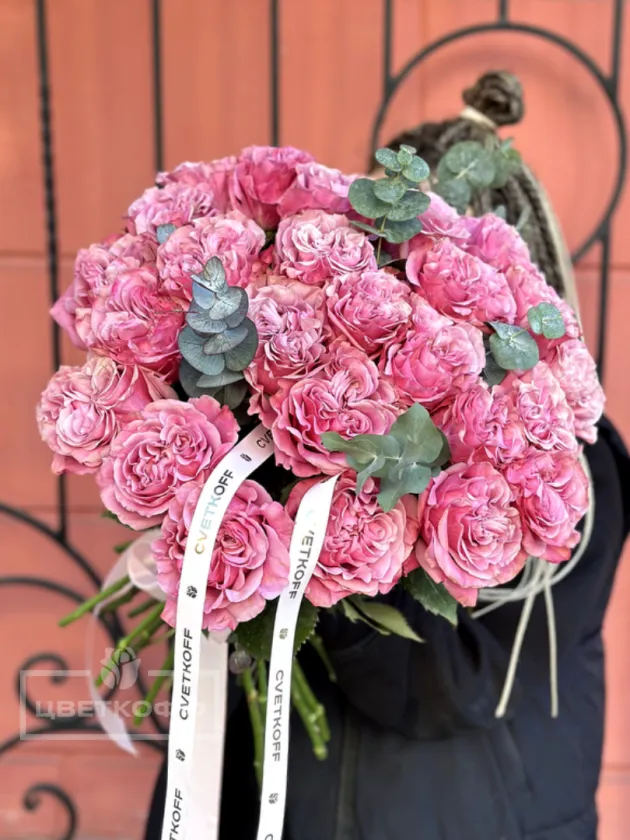 Моно букет из 25 пионовидных  роз сорта «Квинс краун»