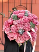 Моно букет из 25 пионовидных  роз сорта «Квинс краун»