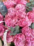 Моно букет из 25 пионовидных  роз сорта «Квинс краун»