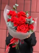 Моно букет из 7 французских роз с эвкалиптом