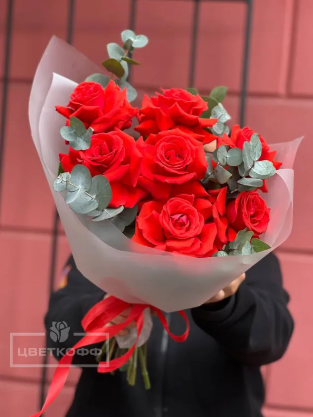 Моно букет из 7 французских роз с эвкалиптом