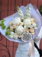 Сборный букет с пионами и лотосом