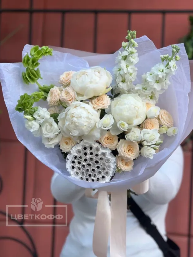 Сборный букет с пионами и лотосом