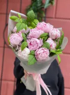 Моно букет с пионами и малиной