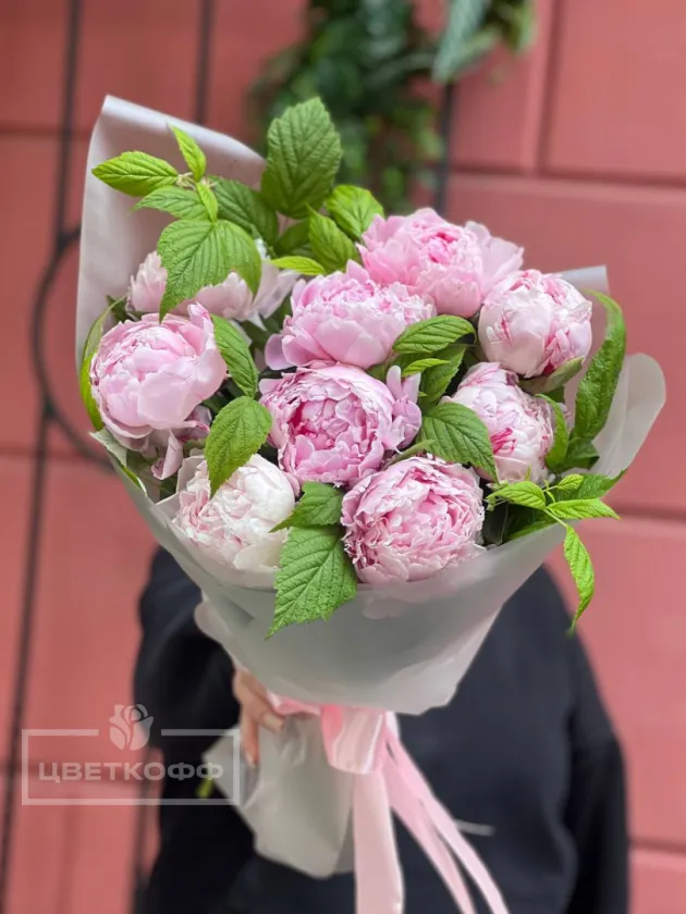 Моно букет с пионами и малиной