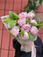 Моно букет с пионами и малиной