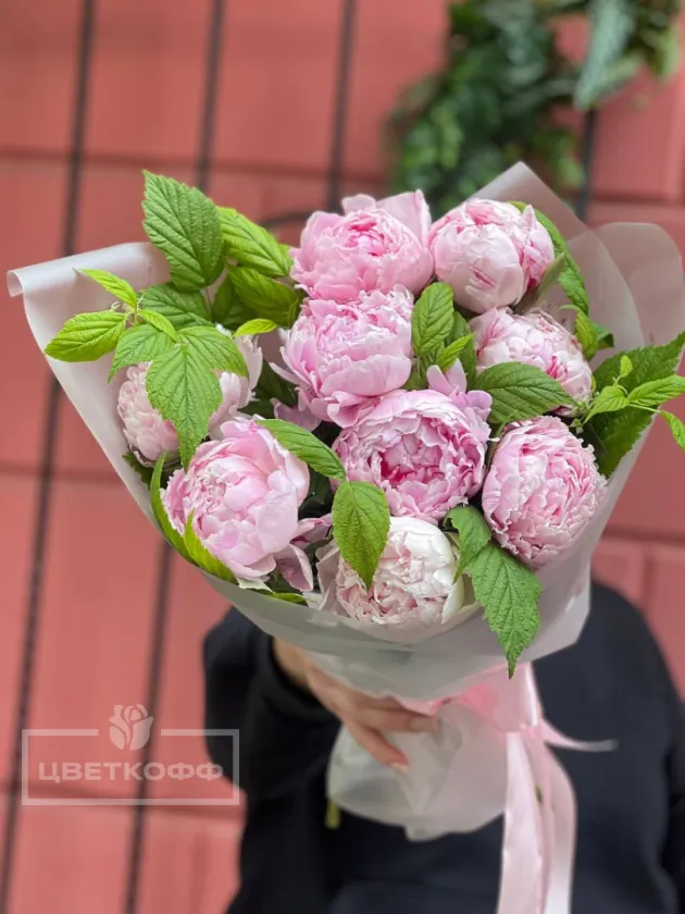 Моно букет с пионами и малиной