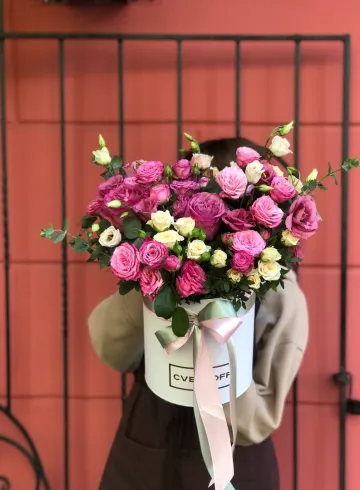 Сборный бокс в черничной гамме от интернет-магазина цветов в 