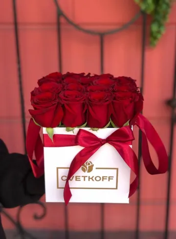 Квадратный бокс с розами 17шт от интернет-магазина цветов в 