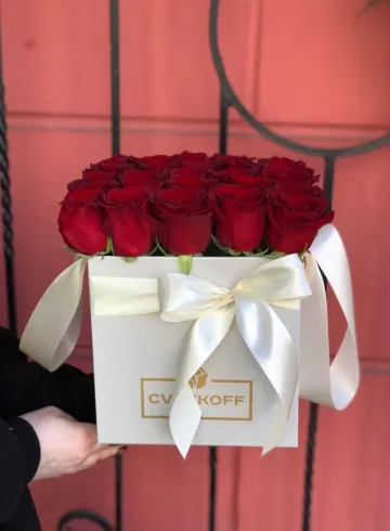 Квадратный бокс с розами 25шт от интернет-магазина цветов в 