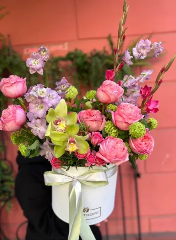 Авторский сборный бокс с гладиолусом от интернет-магазина цветов в 