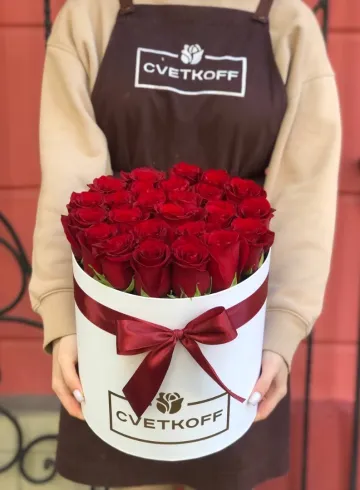 Шляпная коробка на 25 красных роз от интернет-магазина цветов в 