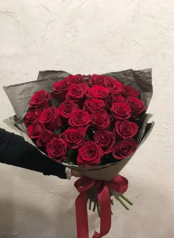25 красных эквадорских роз в упаковке от интернет-магазина цветов в 