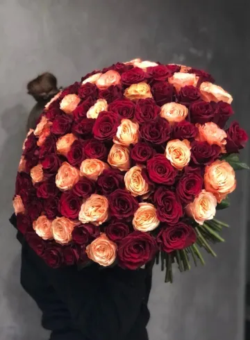 Букет из 101 красно-кремовой розы от интернет-магазина цветов в 