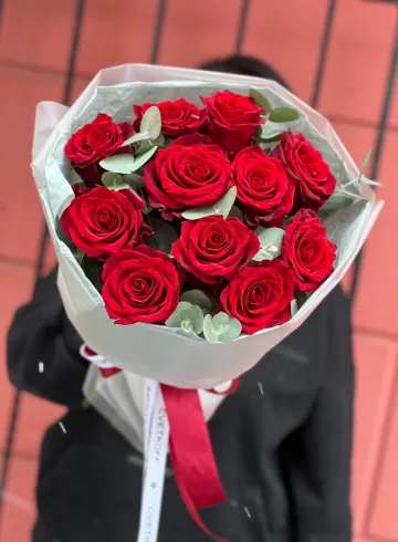 11 красных роз с эвкалиптом от интернет-магазина цветов в 