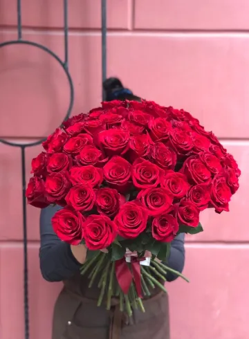 51 красная роза сорт эксплорер под ленту от интернет-магазина цветов в 