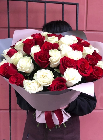 Букет из 51 розы микс красно-белые от интернет-магазина цветов в 
