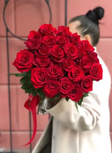 Букет из 25 красных роз от интернет-магазина цветов в 