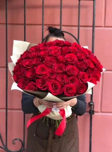 букет из 51 красной розы от интернет-магазина цветов в 