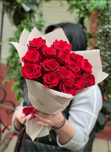 Букет из 15 красных роз в упаковке от интернет-магазина цветов в 
