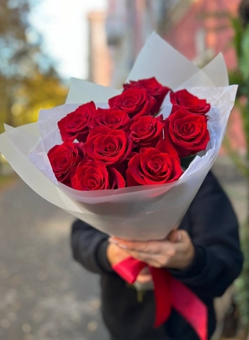11 красных роз в упаковке от интернет-магазина цветов в 