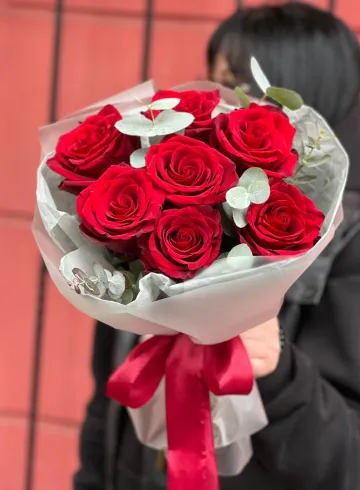 Букет из 7 красных роз с эвкалиптом от интернет-магазина цветов в 