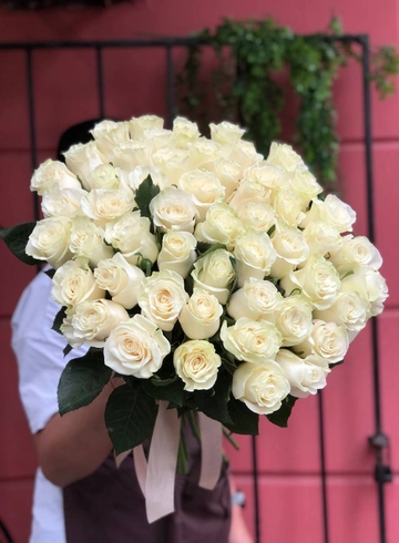 Букет из 51 белой розы «Мондиаль» от интернет-магазина цветов в 