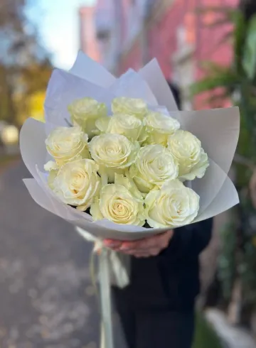 11 белых эквадорских роз в упаковке от интернет-магазина цветов в 