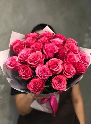 Букет из 25 розовых роз в упаковке от интернет-магазина цветов в 