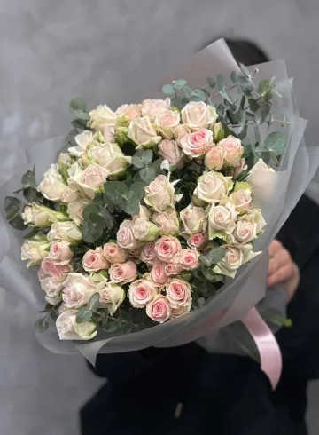 Микс из кустовой розы с эвкалиптом от интернет-магазина цветов в 