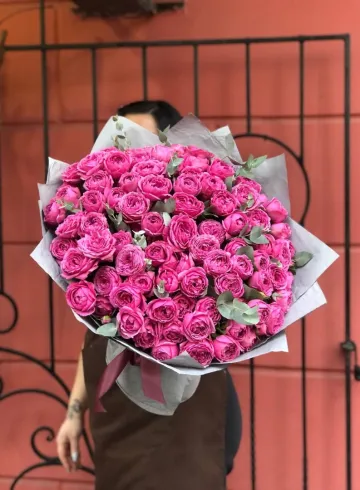 25 кустовых пионовидных роз"Мисти" с эвкалиптом от интернет-магазина цветов в 