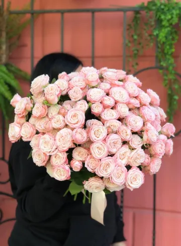 25 кустовых пионовидных роз "Мадам бомбастик" от интернет-магазина цветов в 