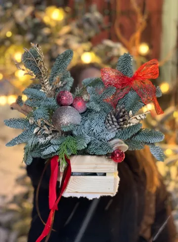 Новогодняя композиция в ящике№2 от интернет-магазина цветов в 