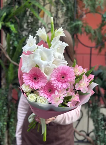 Сборный букет с гладиолусом от интернет-магазина цветов в 