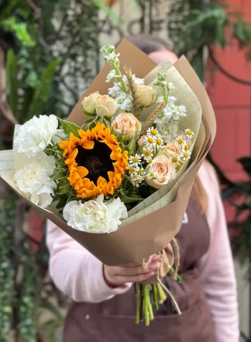 Сборный букет с подсолнухом от интернет-магазина цветов в 