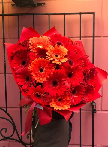 Букет из красно-оранжевых гербер от интернет-магазина цветов в 
