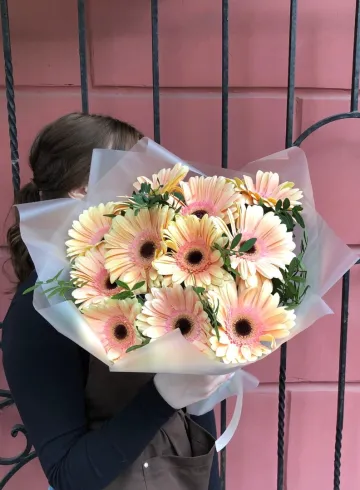 Букет из 11 гербер кремовых от интернет-магазина цветов в 