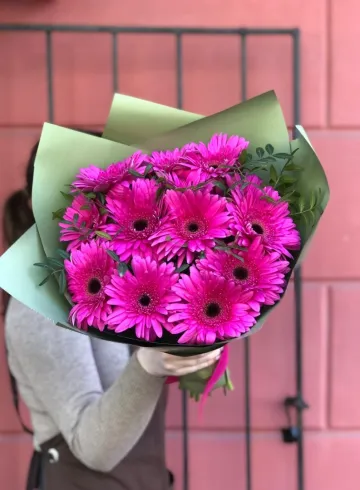 Букет из 11 гербер ярко розовых от интернет-магазина цветов в 