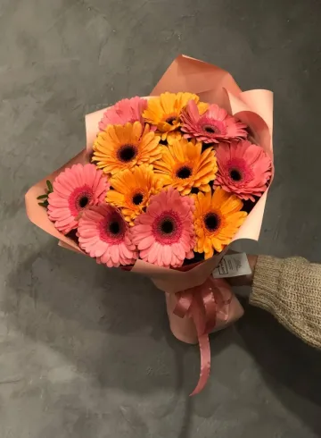 Букет из 11 Гербер двух цветов от интернет-магазина цветов в 