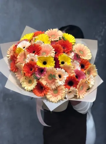 Букет из 35 разноцветных гербер от интернет-магазина цветов в 