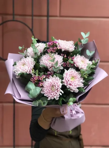 Букет с пудровой хризантемой от интернет-магазина цветов в 