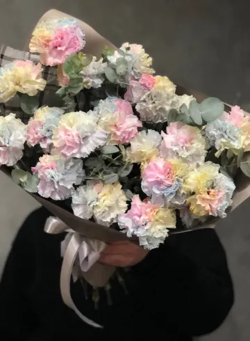 Радужные диантусы с эвкалиптом от интернет-магазина цветов в 